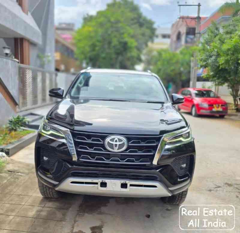 FORTUNER 4X2 [2022] INVOICE OWNER [DIESEL] SHOW ROOM TRACK AVAILABLE 1lakh kms done 5 NEW TYRES No insurence ASKING PRICE 35.5 LAKH LOAN FACILITY AVAILABLE    ☎️62810 61764